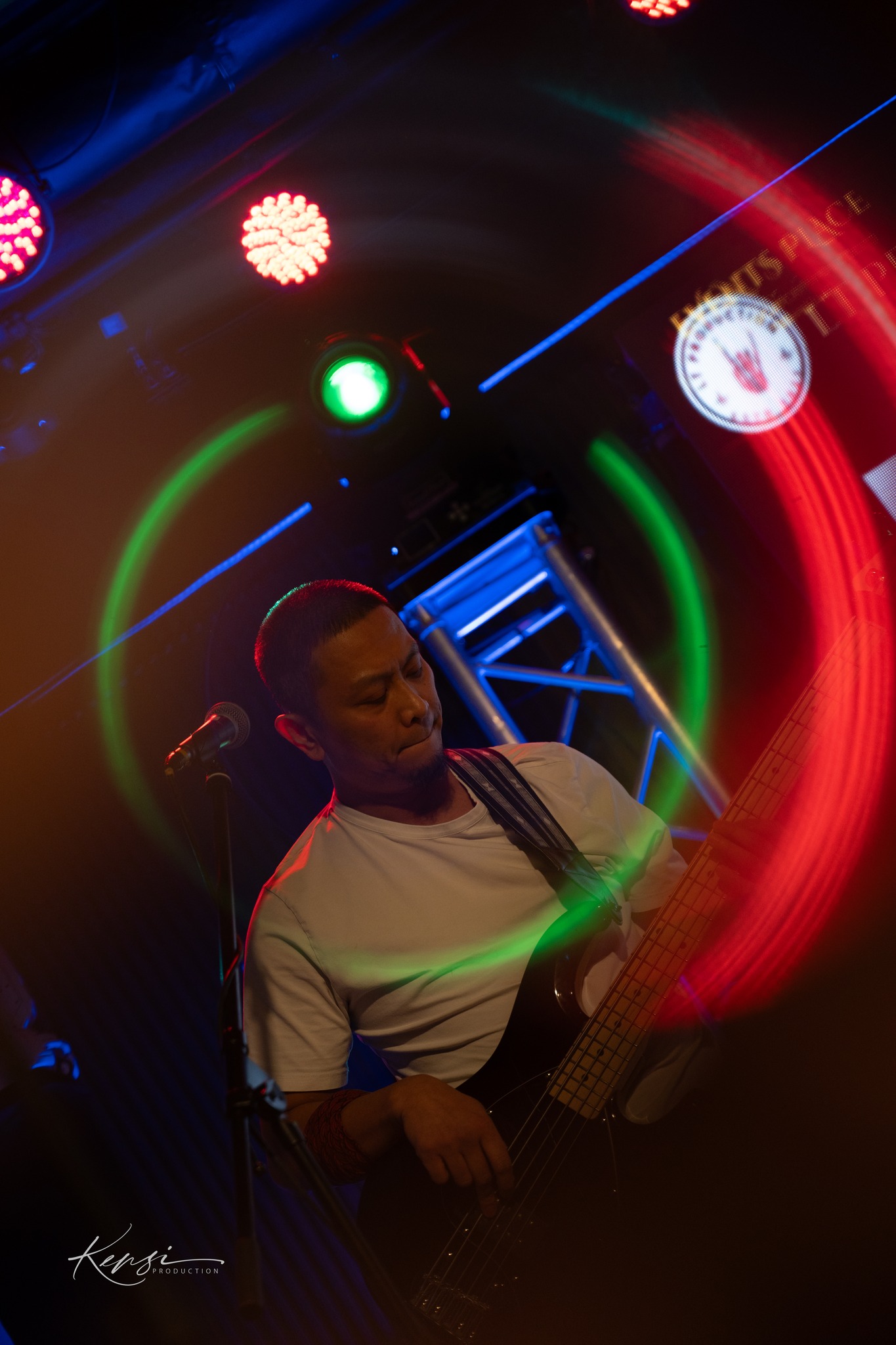 Papa Jedder performing live music